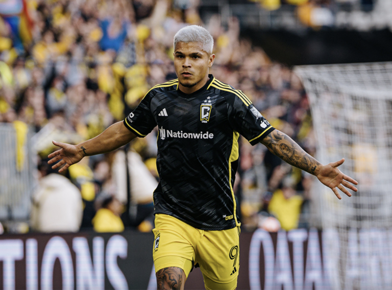 Golazo de Cucho Hernández para clasificar a Columbus a cuartos de la Concachampions